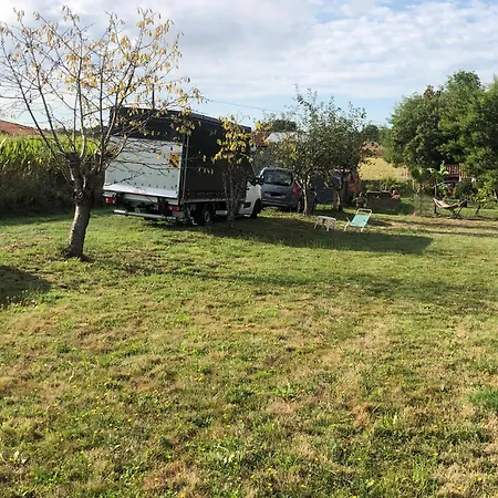 Emplacement Tente Calme Assure Ou Parking Petit Camion Campingplads *